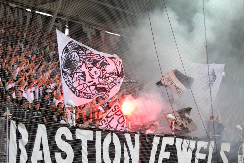 Sturm Graz - Admira Wacker
Oesterreichische Fussball Bundesliga, 35. Runde, SK Sturm Graz - FC Admira Wacker, Stadion Liebenau Graz, 12.05.2018. 

Foto zeigt Fans von Sturm
Schlüsselwörter: pyrotechnik