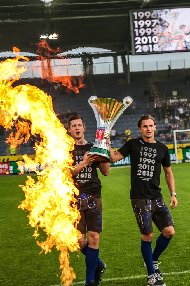 Sturm Graz - Admira Wacker
Oesterreichische Fussball Bundesliga, 35. Runde, SK Sturm Graz - FC Admira Wacker, Stadion Liebenau Graz, 12.05.2018. 

Foto zeigt Deni Alar (Sturm) und Stefan Hierlaender (Sturm) mit dem Cuppokal
