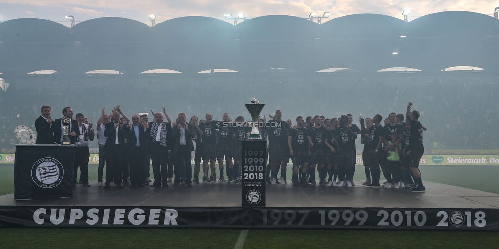 Sturm Graz - Admira Wacker
Oesterreichische Fussball Bundesliga, 35. Runde, SK Sturm Graz - FC Admira Wacker, Stadion Liebenau Graz, 12.05.2018. 

Foto zeigt den Vorstand von Sturm und die Mannschaft von Sturm mit dem Cuppokal
