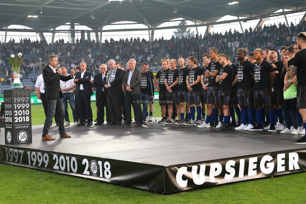 Sturm Graz - Admira Wacker
Oesterreichische Fussball Bundesliga, 35. Runde, SK Sturm Graz - FC Admira Wacker, Stadion Liebenau Graz, 12.05.2018. 

Foto zeigt Christian Jauk (Praesident Sturm) und die Mannschaft von Sturm
