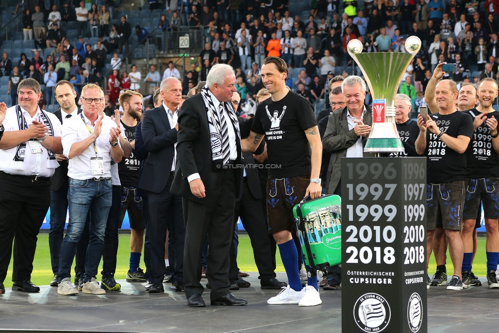 Sturm Graz - Admira Wacker
Oesterreichische Fussball Bundesliga, 35. Runde, SK Sturm Graz - FC Admira Wacker, Stadion Liebenau Graz, 12.05.2018. 

Foto zeigt Hermann Schuetzenhoefer (Landeshauptmann Steiermark) und Christian Gratzei (Sturm)
