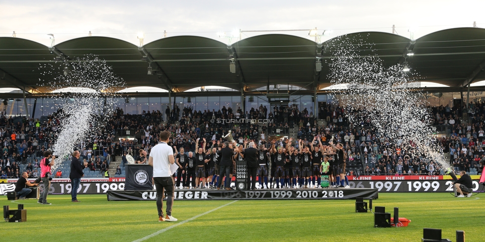 Sturm Graz - Admira Wacker
Oesterreichische Fussball Bundesliga, 35. Runde, SK Sturm Graz - FC Admira Wacker, Stadion Liebenau Graz, 12.05.2018. 

Foto zeigt die Mannschaft von Sturm mit dem Cuppokal
