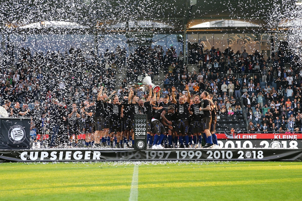 Sturm Graz - Admira Wacker
Oesterreichische Fussball Bundesliga, 35. Runde, SK Sturm Graz - FC Admira Wacker, Stadion Liebenau Graz, 12.05.2018. 

Foto zeigt die Mannschaft von Sturm mit dem Cuppokal
