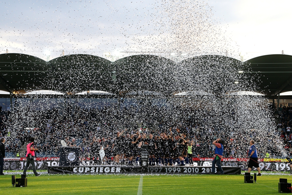 Sturm Graz - Admira Wacker
Oesterreichische Fussball Bundesliga, 35. Runde, SK Sturm Graz - FC Admira Wacker, Stadion Liebenau Graz, 12.05.2018. 

Foto zeigt die Mannschaft von Sturm mit dem Cuppokal
