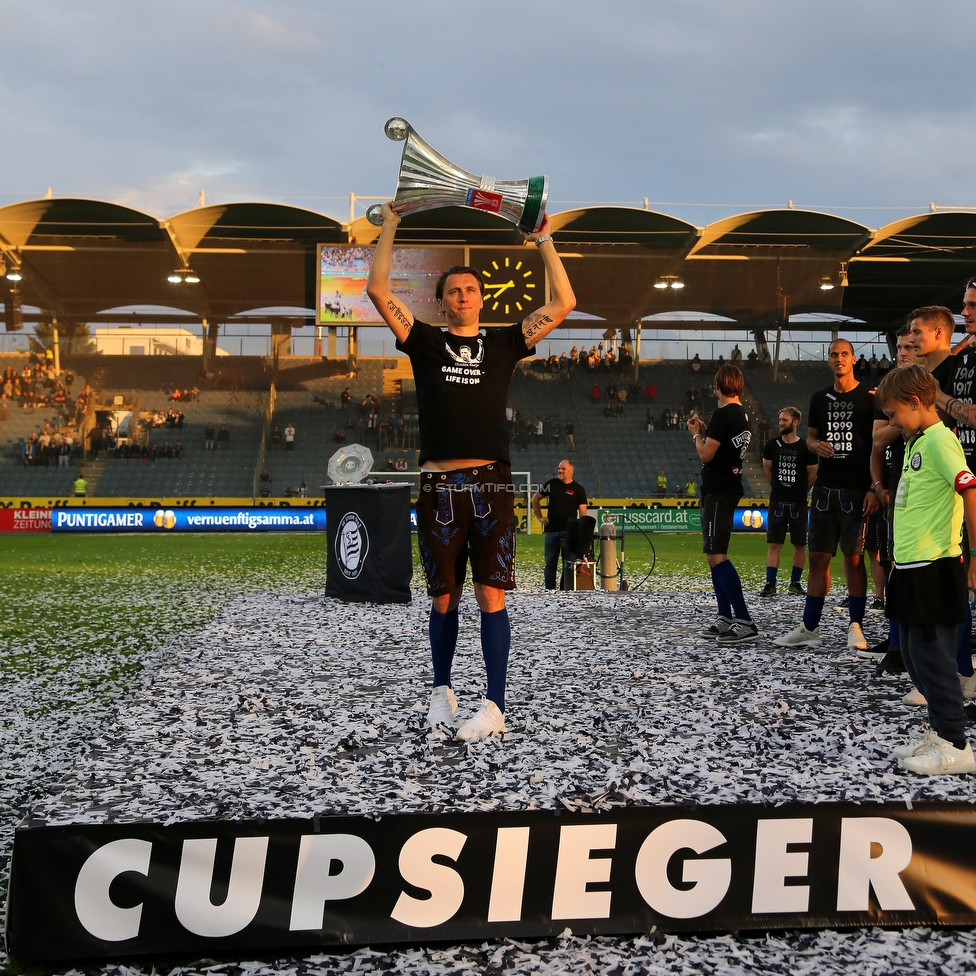 Sturm Graz - Admira Wacker
Oesterreichische Fussball Bundesliga, 35. Runde, SK Sturm Graz - FC Admira Wacker, Stadion Liebenau Graz, 12.05.2018. 

Foto zeigt Christian Gratzei (Sturm) mit dem Cuppokal
