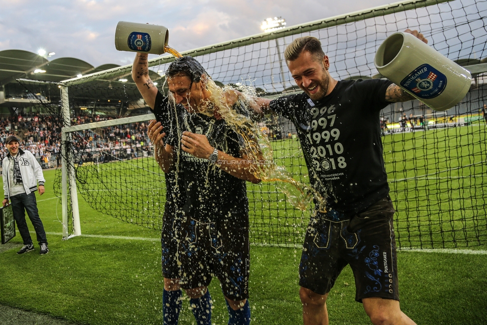 Sturm Graz - Admira Wacker
Oesterreichische Fussball Bundesliga, 35. Runde, SK Sturm Graz - FC Admira Wacker, Stadion Liebenau Graz, 12.05.2018. 

Foto zeigt Christian Gratzei (Sturm) bei der Bierdusche mit Peter Zulj (Sturm) und Tobias Schuetzenauer (Sturm)
