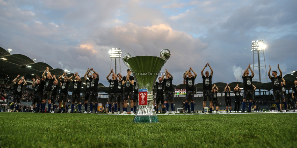 Sturm Graz - Admira Wacker
Oesterreichische Fussball Bundesliga, 35. Runde, SK Sturm Graz - FC Admira Wacker, Stadion Liebenau Graz, 12.05.2018. 

Foto zeigt die Mannschaft von Sturm mit dem Cuppokal
