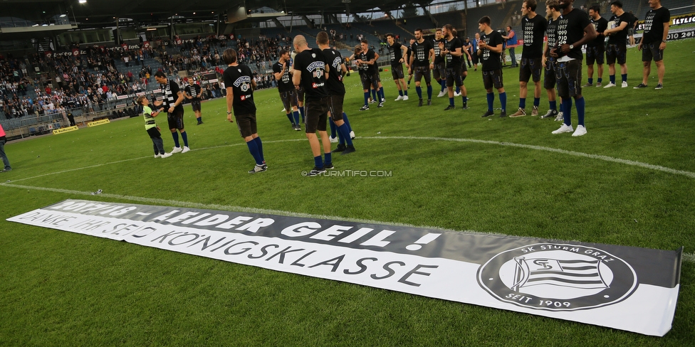 Sturm Graz - Admira Wacker
Oesterreichische Fussball Bundesliga, 35. Runde, SK Sturm Graz - FC Admira Wacker, Stadion Liebenau Graz, 12.05.2018. 

Foto zeigt die Mannschaft von Sturm mit einem Spruchband
