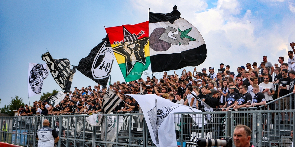 Siegendorf - Sturm Graz
OEFB Cup, 1. Runde, ASV Siegendorf - SK Sturm Graz, Heidenboden Stadion Parndorf, 21.07.2018. 

Foto zeigt Fans von Sturm
