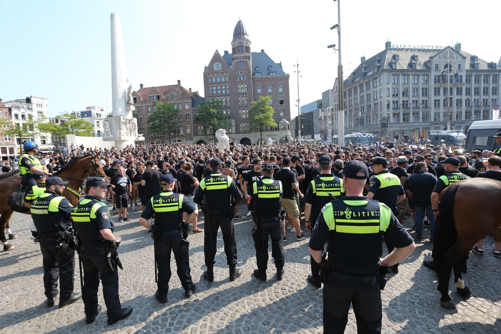 Ajax Amsterdam - Sturm Graz
UEFA Champions League Qualifikation 2. Runde, Ajax Amsterdam - SK Sturm Graz, Johan Cruijff Arena Amsterdam, 25.07.2018. 

Foto zeigt Fans von Sturm beim Corteo und Polizei
