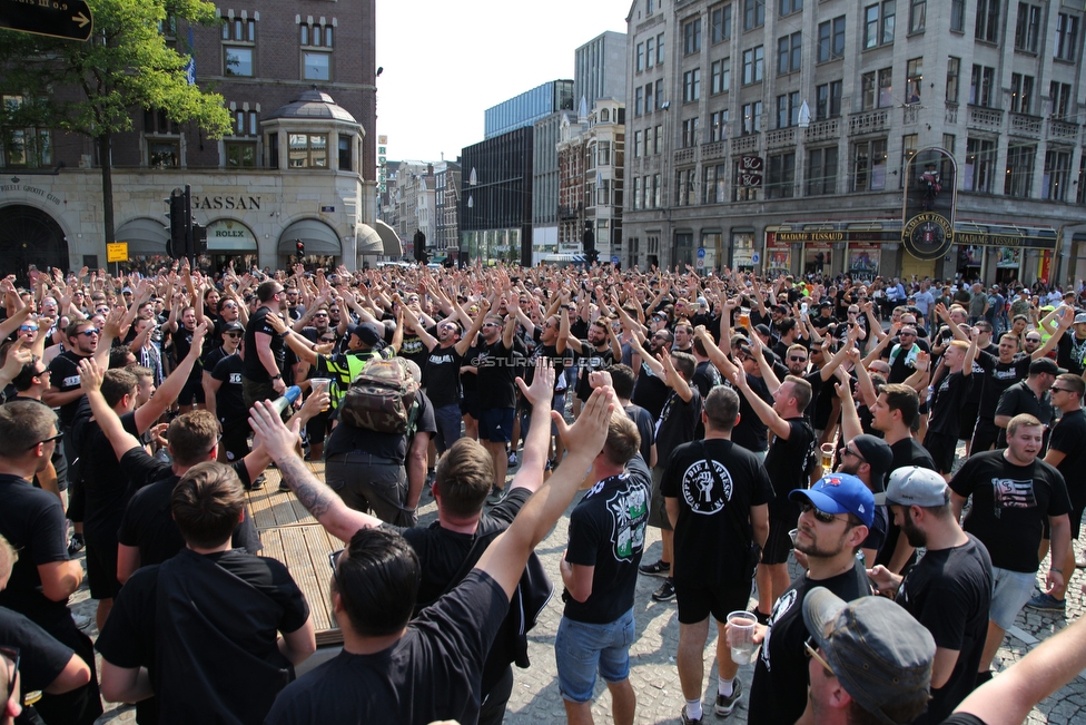 Ajax Amsterdam - Sturm Graz
UEFA Champions League Qualifikation 2. Runde, Ajax Amsterdam - SK Sturm Graz, Johan Cruijff Arena Amsterdam, 25.07.2018. 

Foto zeigt Fans von Sturm beim Corteo
