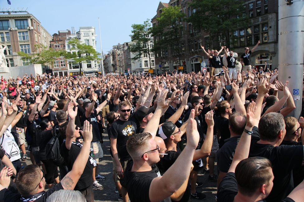 Ajax Amsterdam - Sturm Graz
UEFA Champions League Qualifikation 2. Runde, Ajax Amsterdam - SK Sturm Graz, Johan Cruijff Arena Amsterdam, 25.07.2018. 

Foto zeigt Fans von Sturm beim Corteo
