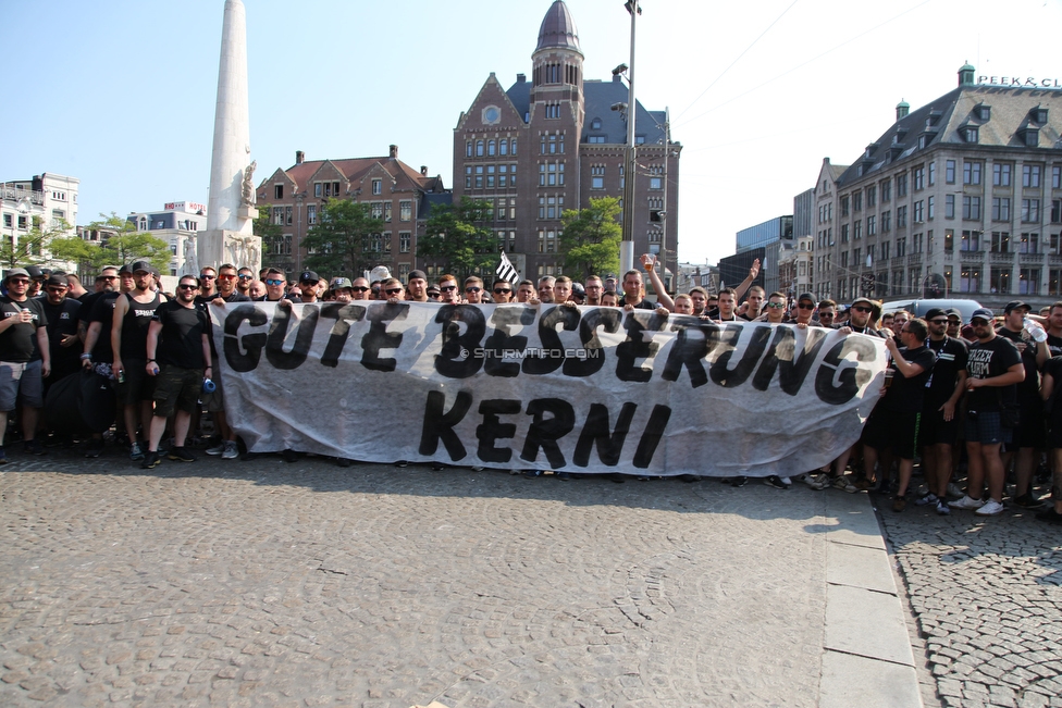 Ajax Amsterdam - Sturm Graz
UEFA Champions League Qualifikation 2. Runde, Ajax Amsterdam - SK Sturm Graz, Johan Cruijff Arena Amsterdam, 25.07.2018. 

Foto zeigt Fans von Sturm beim Corteo mit einem Spruchband
