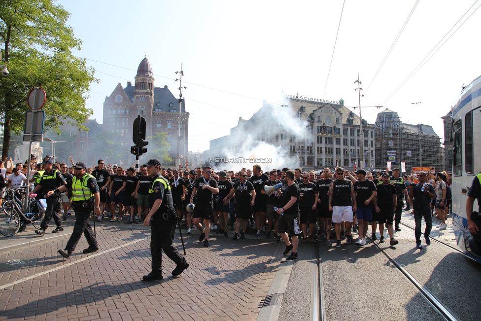 Ajax Amsterdam - Sturm Graz
UEFA Champions League Qualifikation 2. Runde, Ajax Amsterdam - SK Sturm Graz, Johan Cruijff Arena Amsterdam, 25.07.2018. 

Foto zeigt Fans von Sturm beim Corteo und Polizei
