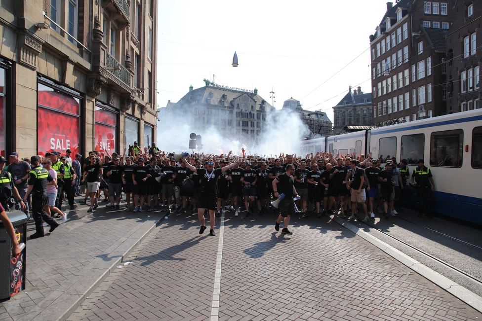 Ajax Amsterdam - Sturm Graz
UEFA Champions League Qualifikation 2. Runde, Ajax Amsterdam - SK Sturm Graz, Johan Cruijff Arena Amsterdam, 25.07.2018. 

Foto zeigt Fans von Sturm beim Corteo
