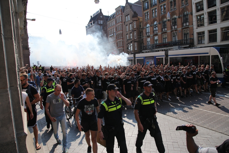 Ajax Amsterdam - Sturm Graz
UEFA Champions League Qualifikation 2. Runde, Ajax Amsterdam - SK Sturm Graz, Johan Cruijff Arena Amsterdam, 25.07.2018. 

Foto zeigt Fans von Sturm beim Corteo und Polizei
