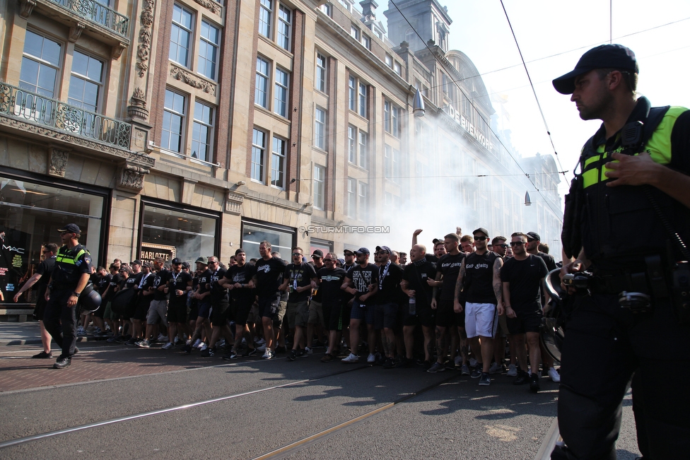 Ajax Amsterdam - Sturm Graz
UEFA Champions League Qualifikation 2. Runde, Ajax Amsterdam - SK Sturm Graz, Johan Cruijff Arena Amsterdam, 25.07.2018. 

Foto zeigt Fans von Sturm beim Corteo
