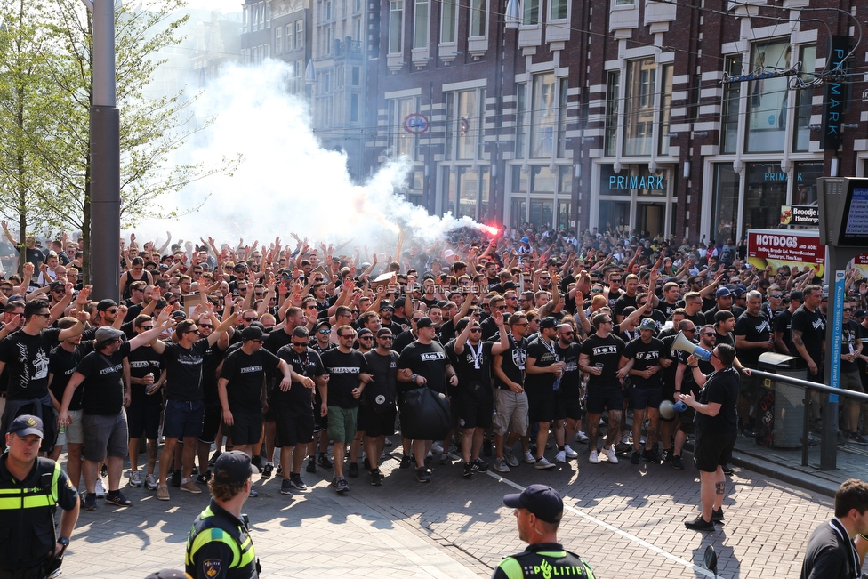 Ajax Amsterdam - Sturm Graz
UEFA Champions League Qualifikation 2. Runde, Ajax Amsterdam - SK Sturm Graz, Johan Cruijff Arena Amsterdam, 25.07.2018. 

Foto zeigt Fans von Sturm beim Corteo
