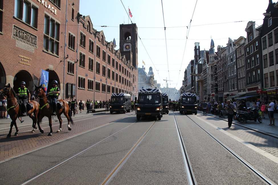 Ajax Amsterdam - Sturm Graz
UEFA Champions League Qualifikation 2. Runde, Ajax Amsterdam - SK Sturm Graz, Johan Cruijff Arena Amsterdam, 25.07.2018. 

Foto zeigt Fans von Sturm beim Corteo und Polizei
