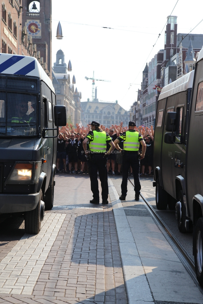 Ajax Amsterdam - Sturm Graz
UEFA Champions League Qualifikation 2. Runde, Ajax Amsterdam - SK Sturm Graz, Johan Cruijff Arena Amsterdam, 25.07.2018. 

Foto zeigt Fans von Sturm beim Corteo und Polizei
