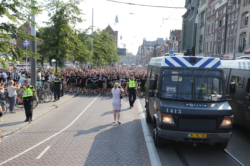 Ajax Amsterdam - Sturm Graz
UEFA Champions League Qualifikation 2. Runde, Ajax Amsterdam - SK Sturm Graz, Johan Cruijff Arena Amsterdam, 25.07.2018. 

Foto zeigt Fans von Sturm beim Corteo
