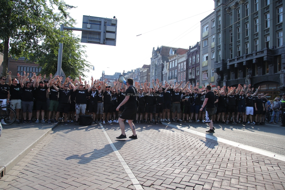 Ajax Amsterdam - Sturm Graz
UEFA Champions League Qualifikation 2. Runde, Ajax Amsterdam - SK Sturm Graz, Johan Cruijff Arena Amsterdam, 25.07.2018. 

Foto zeigt Fans von Sturm beim Corteo
