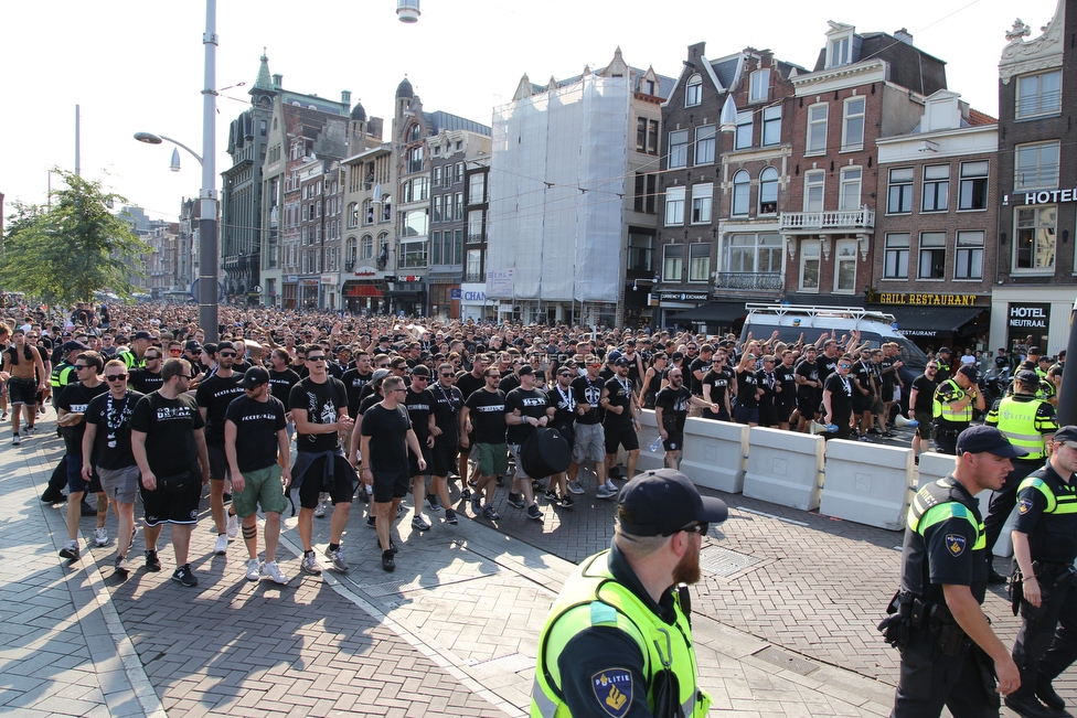 Ajax Amsterdam - Sturm Graz
UEFA Champions League Qualifikation 2. Runde, Ajax Amsterdam - SK Sturm Graz, Johan Cruijff Arena Amsterdam, 25.07.2018. 

Foto zeigt Fans von Sturm beim Corteo und Polizei
