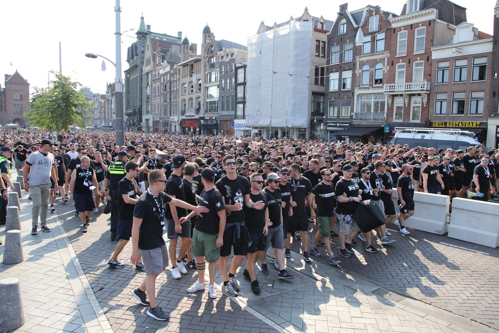 Ajax Amsterdam - Sturm Graz
UEFA Champions League Qualifikation 2. Runde, Ajax Amsterdam - SK Sturm Graz, Johan Cruijff Arena Amsterdam, 25.07.2018. 

Foto zeigt Fans von Sturm beim Corteo
