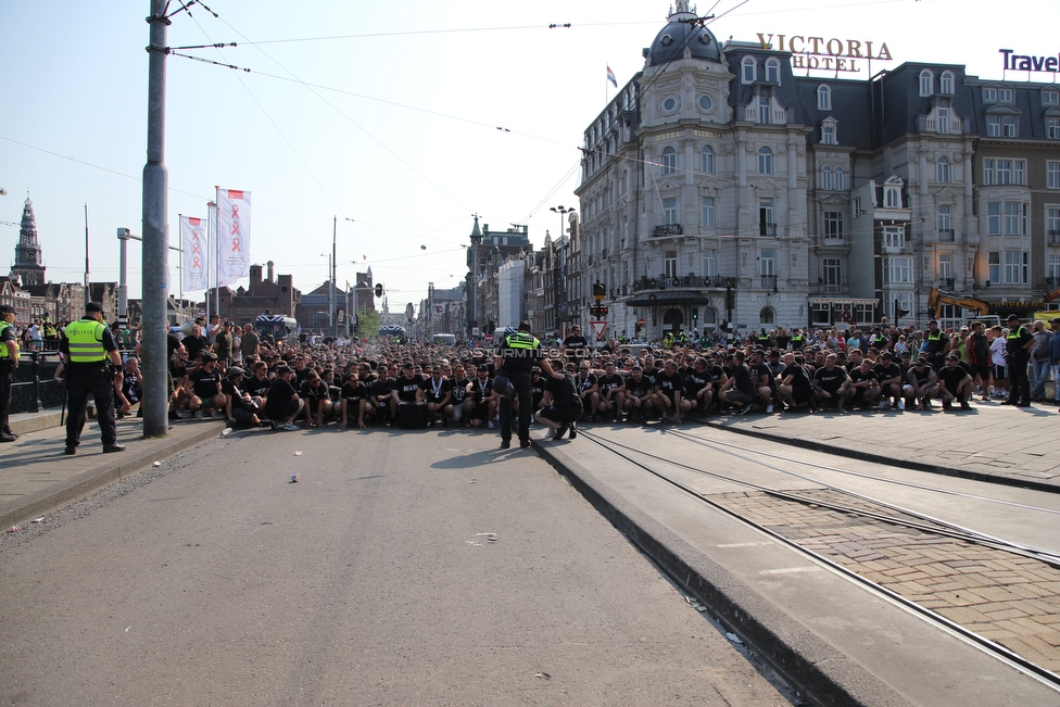 Ajax Amsterdam - Sturm Graz
UEFA Champions League Qualifikation 2. Runde, Ajax Amsterdam - SK Sturm Graz, Johan Cruijff Arena Amsterdam, 25.07.2018. 

Foto zeigt Fans von Sturm beim Corteo
