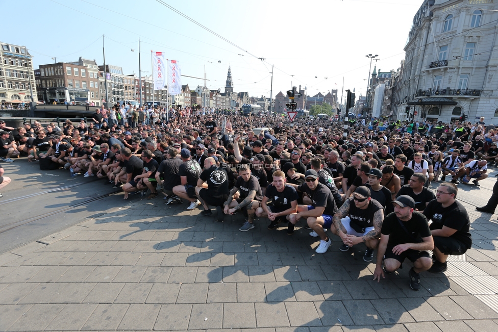 Ajax Amsterdam - Sturm Graz
UEFA Champions League Qualifikation 2. Runde, Ajax Amsterdam - SK Sturm Graz, Johan Cruijff Arena Amsterdam, 25.07.2018. 

Foto zeigt Fans von Sturm beim Corteo
