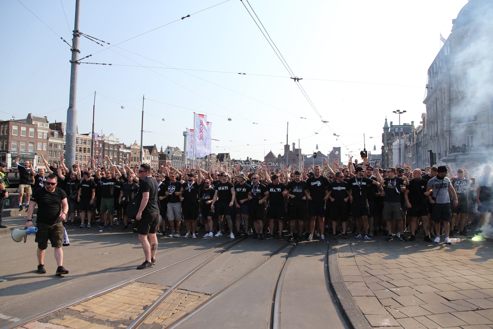 Ajax Amsterdam - Sturm Graz
UEFA Champions League Qualifikation 2. Runde, Ajax Amsterdam - SK Sturm Graz, Johan Cruijff Arena Amsterdam, 25.07.2018. 

Foto zeigt Fans von Sturm beim Corteo
