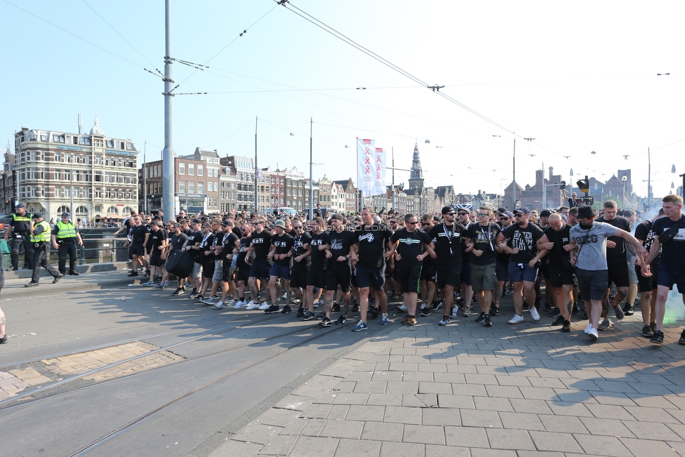 Ajax Amsterdam - Sturm Graz
UEFA Champions League Qualifikation 2. Runde, Ajax Amsterdam - SK Sturm Graz, Johan Cruijff Arena Amsterdam, 25.07.2018. 

Foto zeigt Fans von Sturm beim Corteo
