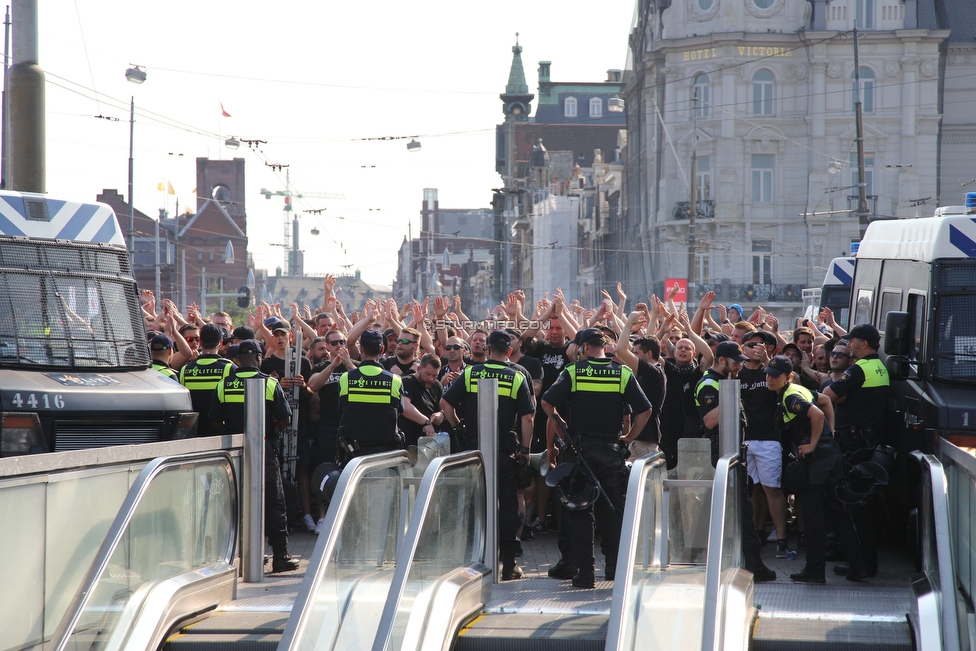 Ajax Amsterdam - Sturm Graz
UEFA Champions League Qualifikation 2. Runde, Ajax Amsterdam - SK Sturm Graz, Johan Cruijff Arena Amsterdam, 25.07.2018. 

Foto zeigt Fans von Sturm beim Corteo und Polizei
