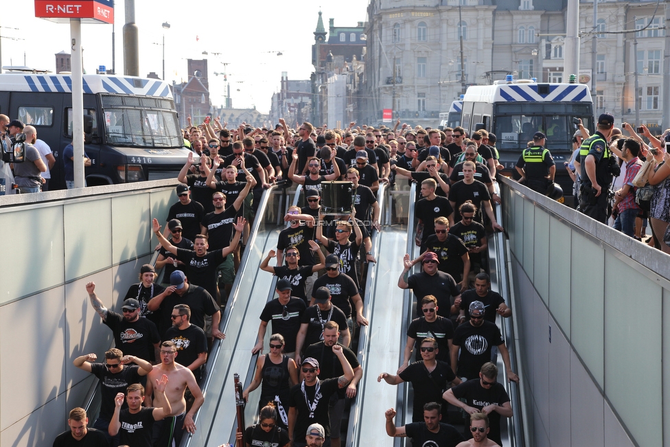 Ajax Amsterdam - Sturm Graz
UEFA Champions League Qualifikation 2. Runde, Ajax Amsterdam - SK Sturm Graz, Johan Cruijff Arena Amsterdam, 25.07.2018. 

Foto zeigt Fans von Sturm beim Corteo
