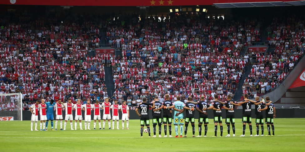 Ajax Amsterdam - Sturm Graz
UEFA Champions League Qualifikation 2. Runde, Ajax Amsterdam - SK Sturm Graz, Johan Cruijff Arena Amsterdam, 25.07.2018. 

Foto zeigt die Mannschaft von Ajax und die Mannschaft von Sturm bei einer Trauerminute fuer Heinz Schilcher (ehem. Spieler Sturm)
