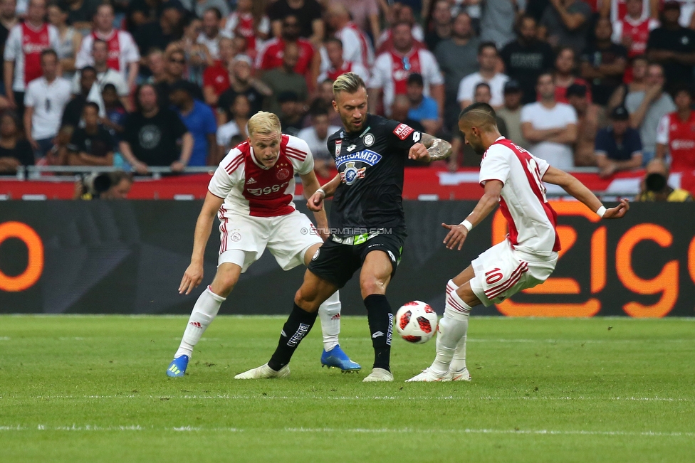 Ajax Amsterdam - Sturm Graz
UEFA Champions League Qualifikation 2. Runde, Ajax Amsterdam - SK Sturm Graz, Johan Cruijff Arena Amsterdam, 25.07.2018. 

Foto zeigt Peter Zulj (Sturm) und Hakim Ziyech (Ajax)
