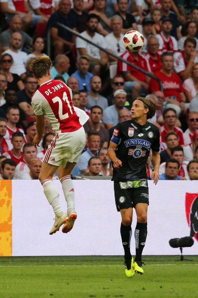 Ajax Amsterdam - Sturm Graz
UEFA Champions League Qualifikation 2. Runde, Ajax Amsterdam - SK Sturm Graz, Johan Cruijff Arena Amsterdam, 25.07.2018. 

Foto zeigt Frenkie de Jong (Ajax) und Stefan Hierlaender (Sturm)
