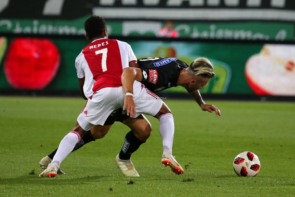 Sturm Graz - Ajax Amsterdam
UEFA Champions League Qualifikation 2. Runde, SK Sturm Graz - Ajax Amsterdam, Stadion Liebenau Graz, 01.08.2018. 

Foto zeigt David Neres (Ajax) und Peter Zulj (Sturm)
