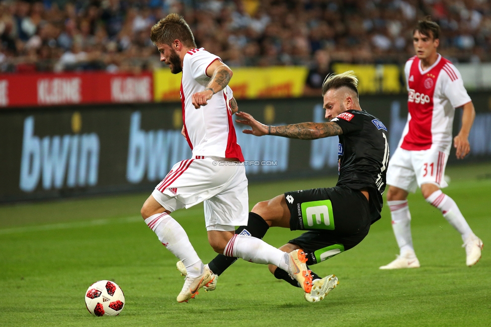 Sturm Graz - Ajax Amsterdam
UEFA Champions League Qualifikation 2. Runde, SK Sturm Graz - Ajax Amsterdam, Stadion Liebenau Graz, 01.08.2018. 

Foto zeigt Lasse Schoene (Ajax) und Peter Zulj (Sturm)
