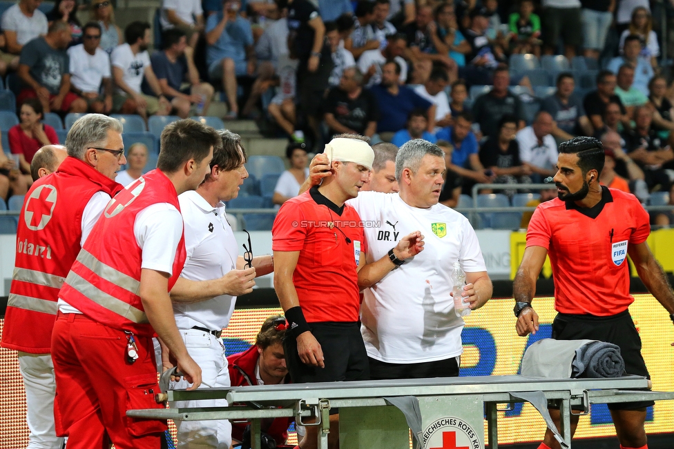 Sturm Graz - Larnaka
UEFA Europa League Qualifikation 3. Runde, SK Sturm Graz - AEK Larnaka, Stadion Liebenau Graz, 09.08.2018. 

Foto zeigt Schiedsrichterassistent Fredrik Klyver, Schiedsrichter Mohammed Al-Hakim und Sanitaeter
