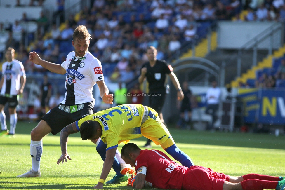 St. Poelten - Sturm Graz
Oesterreichische Fussball Bundesliga, 3. Runde, SKN St. Poelten - SK Sturm Graz, Arena St. Poelten, 12.08.2018. 

Foto zeigt Lukas Grozurek (Sturm), Luan Leite Da Silva (St. Poelten) und Christoph Riegler (St. Poelten)
