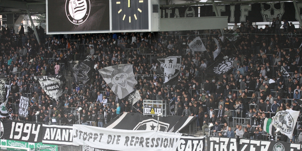 Sturm Graz - Mattersburg
Oesterreichische Fussball Bundesliga, 8. Runde, SK Sturm Graz - SV Mattersburg, Stadion Liebenau Graz, 22.09.2018. 

Foto zeigt Fans von Sturm mit einem Spruchband
Schlüsselwörter: protest