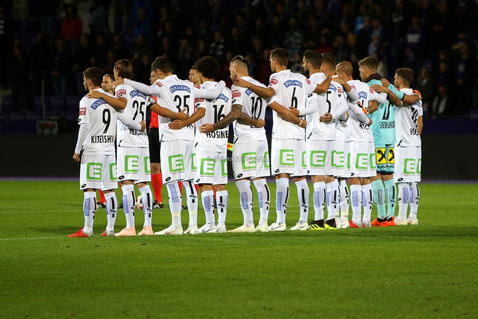 Austria Wien - Sturm Graz
OEFB Cup, 2. Runde, FK Austria Wien - SK Sturm Graz, Franz Horr Stadion Wien, 26.09.2018. 

Foto zeigt die Mannschaft von Sturm bei einer Trauerminute
