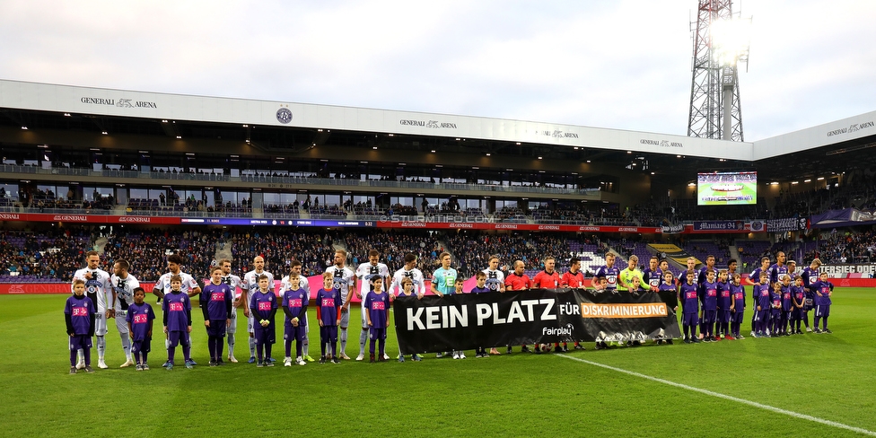 Austria Wien - Sturm Graz
Oesterreichische Fussball Bundesliga, 11. Runde, FK Austria Wien - SK Sturm Graz, Franz Horr Stadion Wien, 21.10.2018. 

Foto zeigt die Mannschaft von Sturm, das Schiedsrichterteam und Mannschaft von Austria Wien mit einem Spruchband gegen Diskriminierung
