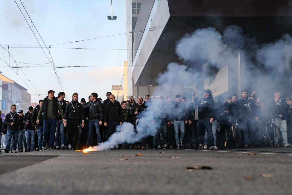 Sturm Graz - St. Poelten
Oesterreichische Fussball Bundesliga, 14. Runde, SK Sturm Graz - FC Wacker Innsbruck, Stadion Liebenau Graz, 10.11.2018. 

Foto zeigt Fans von Sturm beim Corteo
