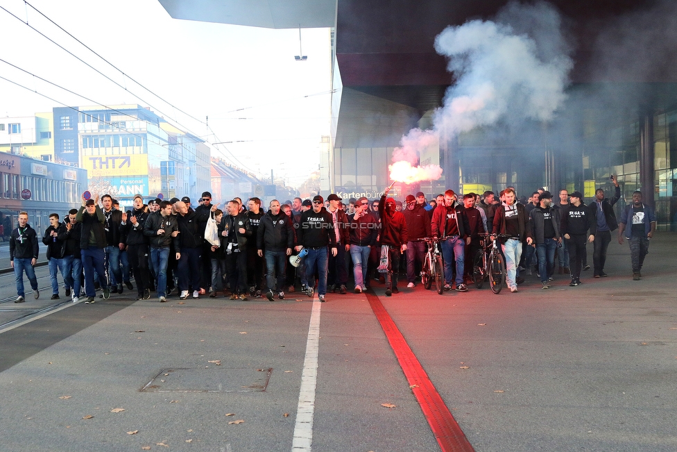 Sturm Graz - St. Poelten
Oesterreichische Fussball Bundesliga, 14. Runde, SK Sturm Graz - FC Wacker Innsbruck, Stadion Liebenau Graz, 10.11.2018. 

Foto zeigt Fans von Sturm beim Corteo
