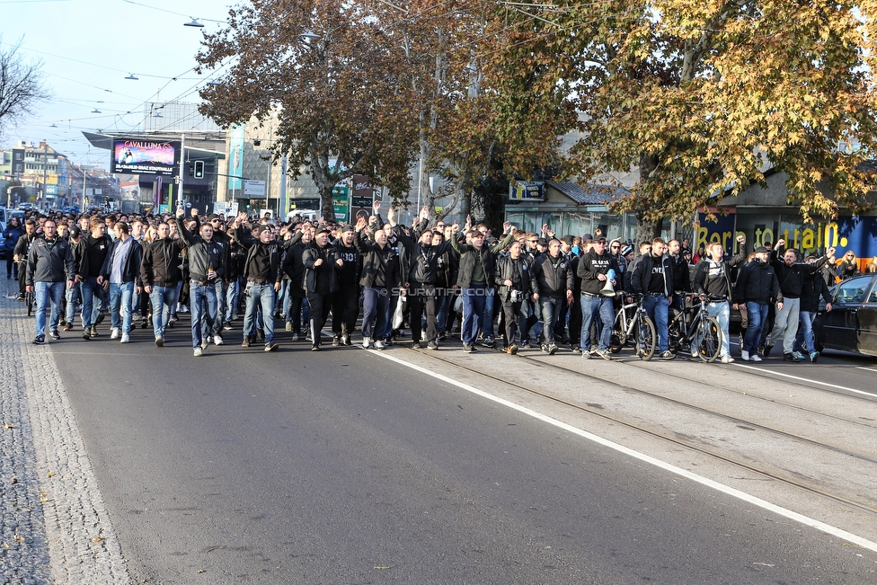 Sturm Graz - St. Poelten
Oesterreichische Fussball Bundesliga, 14. Runde, SK Sturm Graz - FC Wacker Innsbruck, Stadion Liebenau Graz, 10.11.2018. 

Foto zeigt Fans von Sturm beim Corteo
