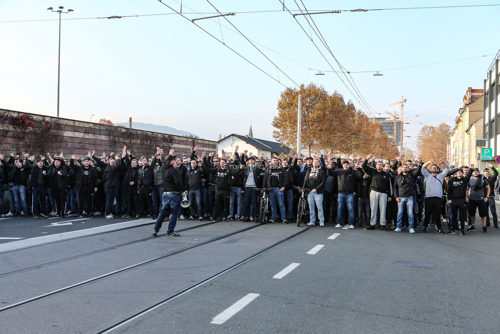 Sturm Graz - St. Poelten
Oesterreichische Fussball Bundesliga, 14. Runde, SK Sturm Graz - FC Wacker Innsbruck, Stadion Liebenau Graz, 10.11.2018. 

Foto zeigt Fans von Sturm beim Corteo
