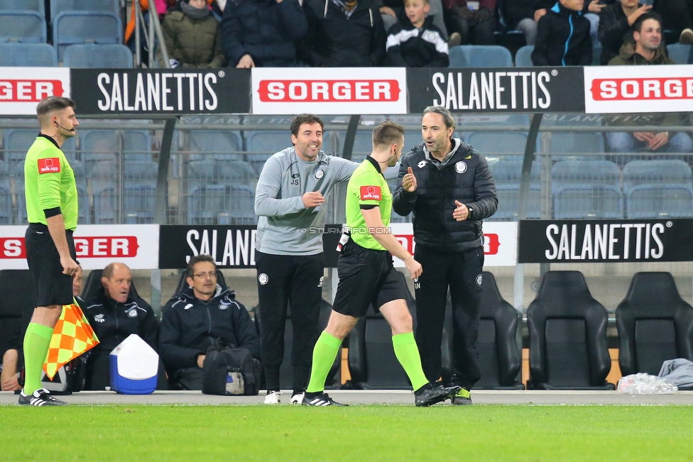 Sturm Graz - St. Poelten
Oesterreichische Fussball Bundesliga, 14. Runde, SK Sturm Graz - FC Wacker Innsbruck, Stadion Liebenau Graz, 10.11.2018. 

Foto zeigt Joachim Standfest (Co-Trainer Sturm), Schiedsrichter Michael Heiss und Guenther Neukirchner (Cheftrainer Sturm)
