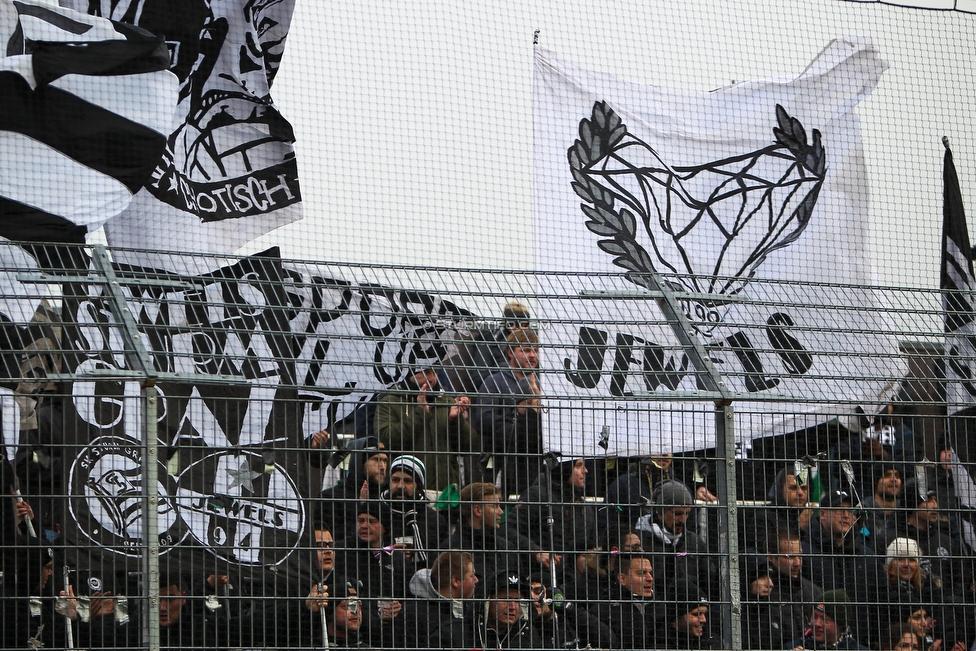 Altach - Sturm Graz
Oesterreichische Fussball Bundesliga, 15. Runde, SCR Altach - SK Sturm Graz, Stadion Schnabelholz Altach, 25.11.2018. 

Foto zeigt Fans von Sturm
